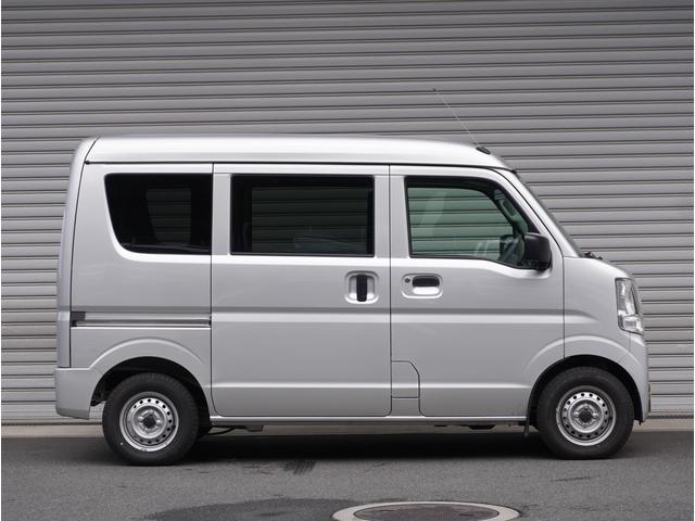 エブリイ PAリミテッド 4WD 5速MT リアパーキングセンサー 4WD 5速MT リアパーキングセンサー キーレスエントリー オートライト AMFMラジオ 衝突被害軽減システム 車線逸脱警報機能 横滑り防止装置 衝突安全ボディ 盗難防止システム(8枚目)