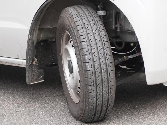 エブリイ PAリミテッド 4WD 5速MT リアパーキングセンサー 4WD 5速MT リアパーキングセンサー キーレスエントリー オートライト AMFMラジオ 衝突被害軽減システム 車線逸脱警報機能 横滑り防止装置 衝突安全ボディ 盗難防止システム(26枚目)