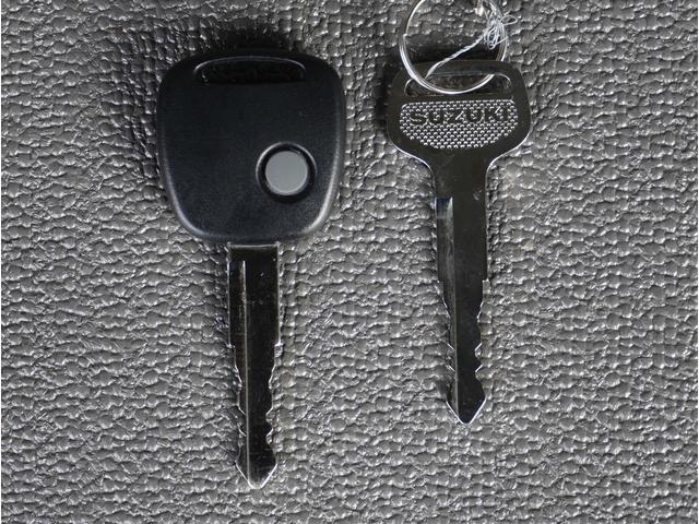 エブリイ PAリミテッド 4WD 5速MT リアパーキングセンサー 4WD 5速MT リアパーキングセンサー キーレスエントリー オートライト AMFMラジオ 衝突被害軽減システム 車線逸脱警報機能 横滑り防止装置 衝突安全ボディ 盗難防止システム(57枚目)