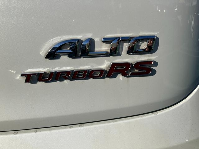 アルトターボＲＳ ターボＲＳ　５ＡＧＳ　ＨＩＤ　衝突軽減ブレーキ　ナビ　ＥＴＣ　バックカメラ　オートライト　Ｂｌｕｅｔｏｏｔｈ　プッシュスタート　シートヒーター　オートエアコン　ＥＴＣ　衝突被害軽減システム　アイドリングストップ　横滑り防止機能　衝突安全ボディ　盗難防止システム（49枚目）
