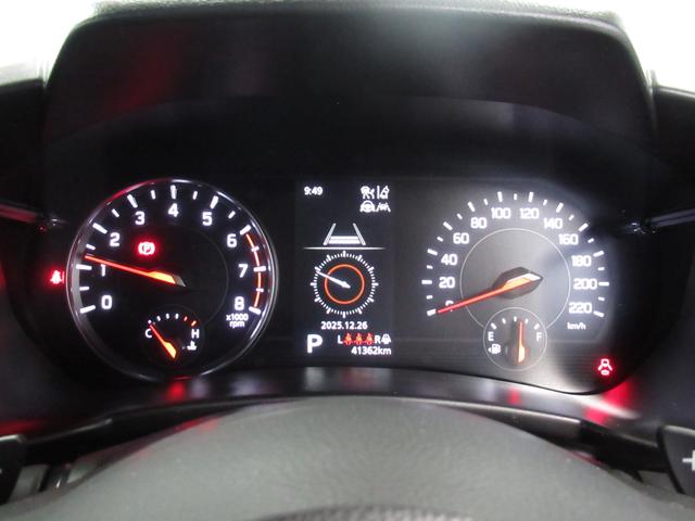 スイフト ＨＹＢＲＩＤ　ＭＺ　カーナビ／全方位カメラ　スズキコネクト対応通信機　アダプティブクルーズコントロール　オートライト　プッシュスタート　シートヒーター　オートエアコン　アイドリングストップ　横滑り防止機能　衝突安全ボディ　衝突被害軽減システム（8枚目）