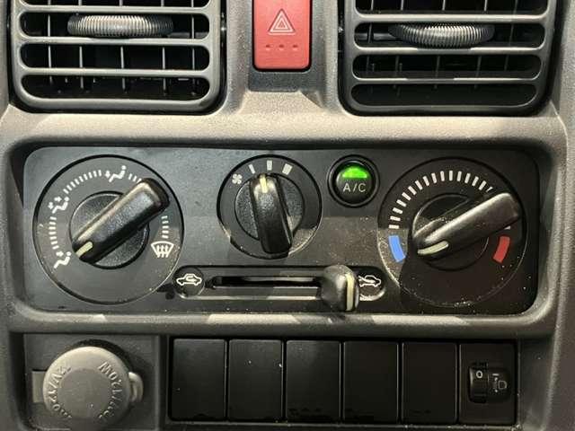 NT100クリッパートラック 660 DX CDチューナー 5MT キー2本 スペアタイヤ Wエアバッグ ワンオーナー車 運転席エアバック PS エアコンパワステ メンテナンスノート ABS(6枚目)