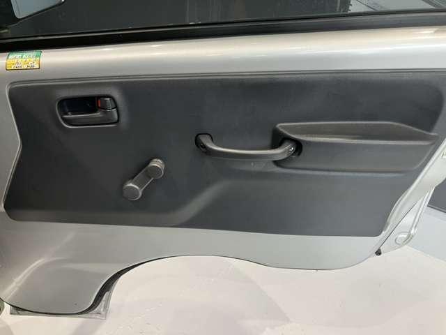 NT100クリッパートラック 660 DX CDチューナー 5MT キー2本 スペアタイヤ Wエアバッグ ワンオーナー車 運転席エアバック PS エアコンパワステ メンテナンスノート ABS(9枚目)