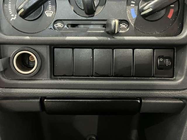 NT100クリッパートラック 660 DX CDチューナー 5MT キー2本 スペアタイヤ Wエアバッグ ワンオーナー車 運転席エアバック PS エアコンパワステ メンテナンスノート ABS(10枚目)