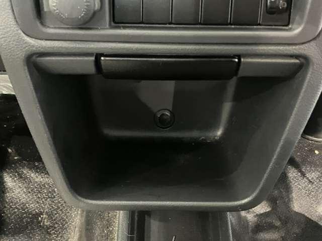 NT100クリッパートラック 660 DX CDチューナー 5MT キー2本 スペアタイヤ Wエアバッグ ワンオーナー車 運転席エアバック PS エアコンパワステ メンテナンスノート ABS(11枚目)