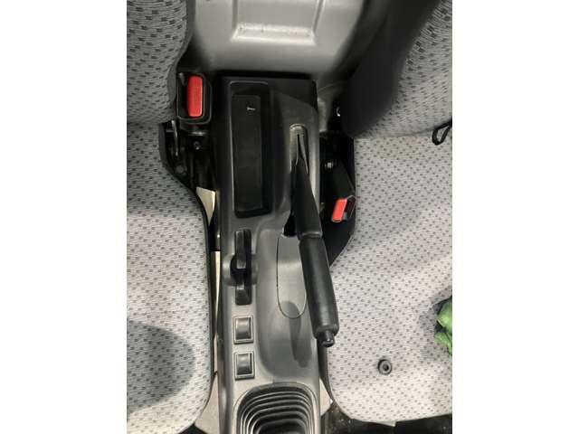 NT100クリッパートラック 660 DX CDチューナー 5MT キー2本 スペアタイヤ Wエアバッグ ワンオーナー車 運転席エアバック PS エアコンパワステ メンテナンスノート ABS(13枚目)