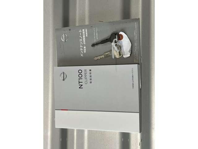 NT100クリッパートラック 660 DX CDチューナー 5MT キー2本 スペアタイヤ Wエアバッグ ワンオーナー車 運転席エアバック PS エアコンパワステ メンテナンスノート ABS(15枚目)