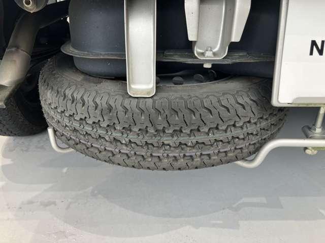 NT100クリッパートラック 660 DX CDチューナー 5MT キー2本 スペアタイヤ Wエアバッグ ワンオーナー車 運転席エアバック PS エアコンパワステ メンテナンスノート ABS(19枚目)