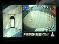 クルマを空から見たような映像が映る、アラウンドビューモニターで、車両周辺の安全確認も一目できます！小さなお子様や障害物も確認できるので、運転のしやすさだけでなく事故防止にも役立ち安心して駐車できます♪ 5