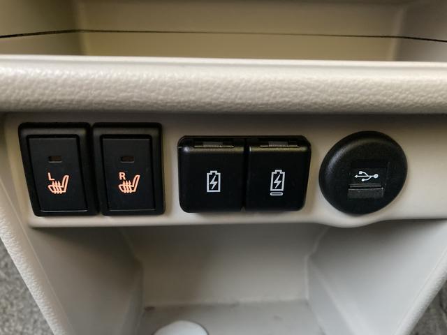 �t�r�a�\�P�b�g�����Ă���܂��̂ŁA�ԓ��ŃX�}�z�̏[�d�Ȃǂ��\�ł��I