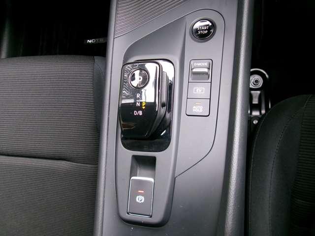 ノート メモリーナビ ETC 踏み間違い防止装置 衝突軽減ブレーキ ワンオーナー LDW バックカメラ インテリキー イモビライザー メモリーナビ ナビTV付き ワンセグTV付き 整備点検記録簿 ETC オートエアコン サイドエアバッグ パワーウインドウ(9枚目)