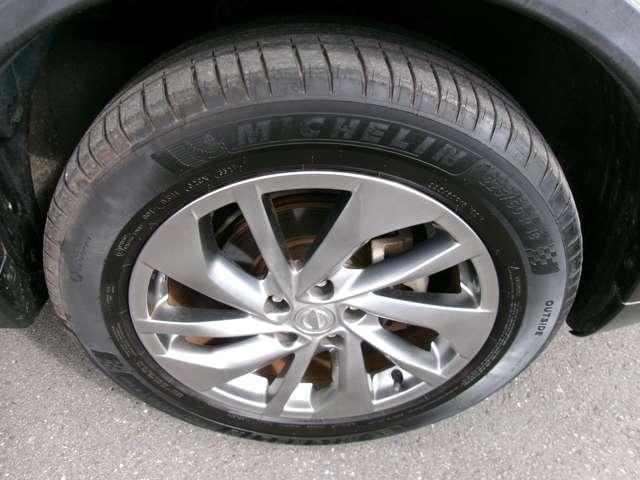 エクストレイル ２．０　２０Ｘｔｔ　エマージェンシーブレーキパッケージ　２列車　アラウンドビューモニター　パーキングアシ　オートクルーズコントロール　アラウンドビュー　ＬＥＤライト　レーンアシスト　ナビ＆ＴＶ　アルミホイール　オートエアコン　キーレス　パワーウインドウ　バックカメラ　記録簿　ＡＢＳ　ＥＴＣ　メモリーナビ（17枚目）