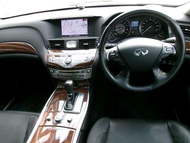 フーガ 2.5 250GT HDDナビ アラウンドビューモニター ETC スマートキー Bカメラ LEDヘッドライト オートエアコン 記録簿 クルコン ETC エアバッグ ナビTV HDDマルチナビ Sカメラ 黒革シート 助手席エアバッグ サイドエアバッグ ABS キーレス(3枚目)