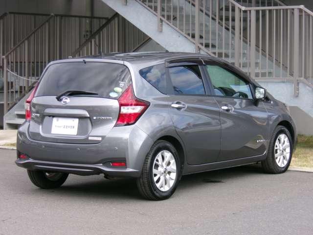 ノート ナビ　ＥＴＣ　エマージェンシーブレーキ　踏み間違い防止装置　記録簿付　Ｒカメラ　運転席助手席エアバック　レーンキープ　ＡＵＴＯエアコン　１オーナー　盗難防止システム　ナビＴＶ　ＡＷ　運転席エアバッグ　キーレスエントリー　ＥＴＣ車載器　パワーウィンドウ　パワステ（2枚目）