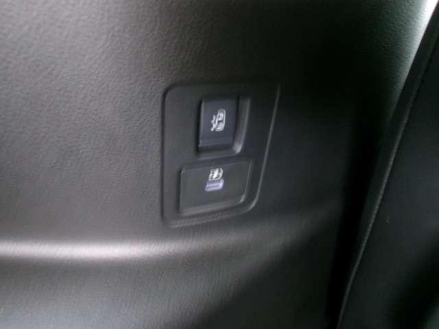 セレナ 2.0 ハイウェイスターV W電動スライド レーダークルコン レーンアシスト LEDランプ ワンオーナー車 盗難防止システム ETC装備 カーテンエアバッグ アルミホイール キーフリー メモリ-ナビ ナビTV 記録簿 エアコン(16枚目)