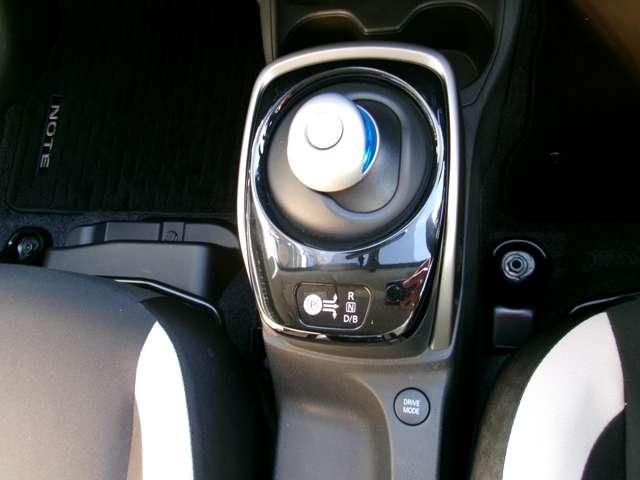 ノート １．２　ｅ－ＰＯＷＥＲ　Ｘ　メモリーナビ　ＥＴＣ　ドラレコ　記録簿付　Ｒカメラ　運転席助手席エアバック　レーンキープ　ＡＵＴＯエアコン　１オーナー　盗難防止システム　ナビＴＶ　運転席エアバッグ　キーレスエントリー　ドラレコ　ＥＴＣ車載器　パワーウィンドウ（11枚目）