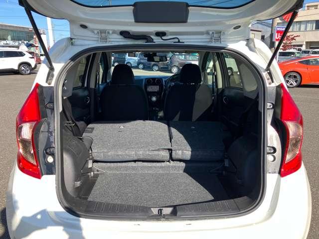 セカンドシートを折りたたむと長い荷物も収納できます。