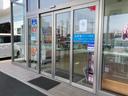 前面ガラス張りの店舗ですので、とても明るく過ごしやすい環境です。【国道152号線(飛龍街道)沿い】 浜松市東区有玉北町 345  【 電話 053-431-6761 】 営業時間10時〜18時30分