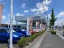 店舗は、国道152号線沿 他県からですとクルマなら 新東名は浜北インター、東名ですと浜松西インターか三方原スマートインターが最寄になります。電車ですと遠州鉄道の積志駅で降りられて10分ほどです。