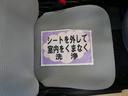 室内外はもちろん、シートを外してニオイの元となるフロアカーペットまで消臭・除菌を実施。中古車を気持ちよくお乗りいただけるクリーニングサービスです。詳細は販売店スタッフまでおたずねください。