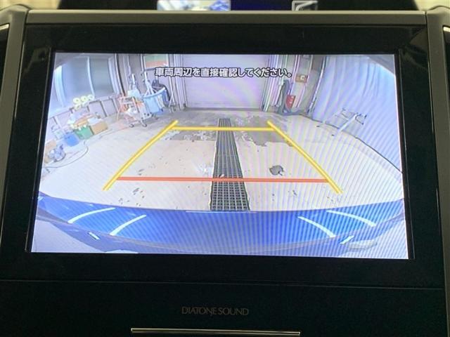 バックモニターで、後方を確認しながら安心して駐車することができます。※カメラが映し出す範囲は限られています。必ず車両周辺の安全を直接確認してください。