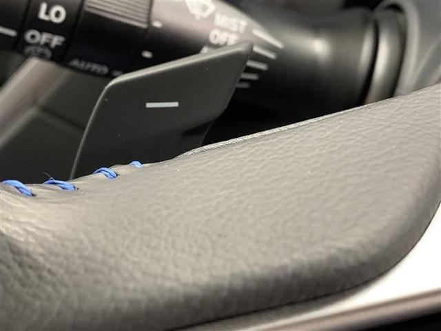 ステアリングから手をはなすことなく指先の操作で俊敏なシフトアップ、シフトダウンが可能。