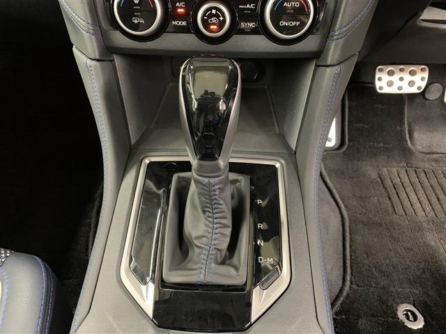 シフトレバーは扱いやすく、手になじむ形状です。