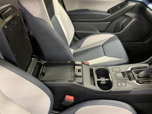 センターコンソール収納、小物などの収納スペース