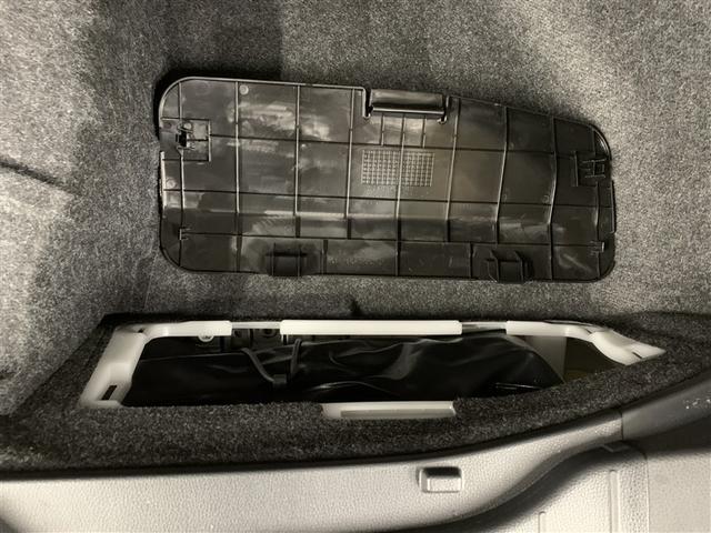 ヴォクシー ハイブリッドＳ－Ｚ　フルセグ　メモリーナビ　ＤＶＤ再生　ミュージックプレイヤー接続可　バックカメラ　衝突被害軽減システム　ＥＴＣ　両側電動スライド　ＬＥＤヘッドランプ　乗車定員７人　３列シート　ワンオーナー（13枚目）