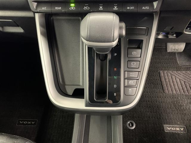 ヴォクシー ハイブリッドＳ－Ｚ　フルセグ　メモリーナビ　ＤＶＤ再生　ミュージックプレイヤー接続可　バックカメラ　衝突被害軽減システム　ＥＴＣ　両側電動スライド　ＬＥＤヘッドランプ　乗車定員７人　３列シート　ワンオーナー（30枚目）