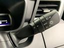車外の明るさによって自動で点灯・消灯するオートライトも搭載