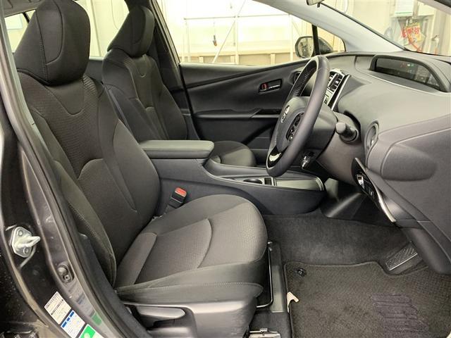 プリウス Ｓ　４ＷＤ　メモリーナビ　ミュージックプレイヤー接続可　バックカメラ　衝突被害軽減システム　ＥＴＣ　ＬＥＤヘッドランプ（9枚目）