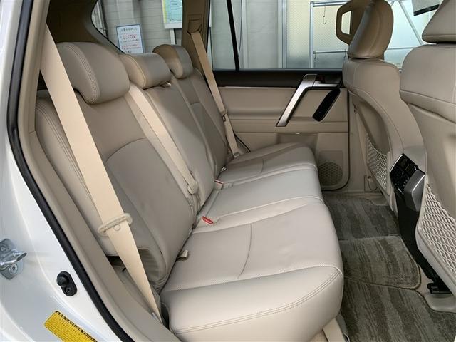 ゆったりリラックスできるリアシートです。