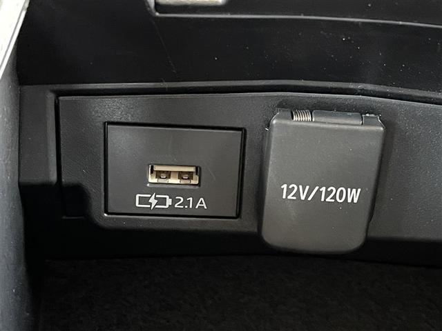 充電用ＵＳＢ端子付き。スマートフォンなどの充電に便利です。　　アクセサリーソケット。