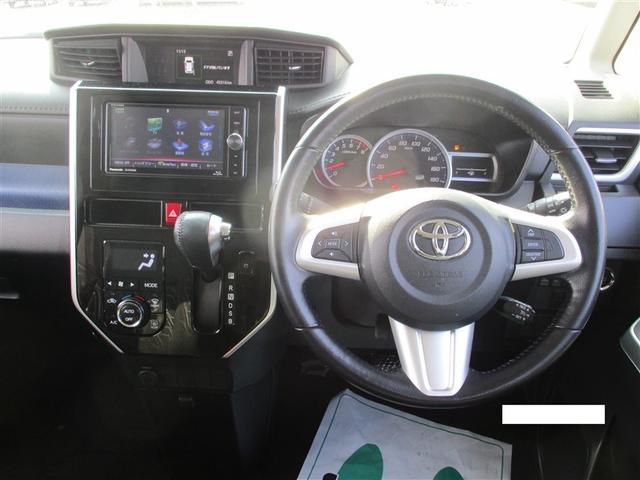 スタイリッシュなデザインのインパネ。各操作スイッチは使いやすい位置に配置されてます。