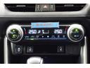 運転席と助手席で温度設定可能なデュアルモードオートエアコン装備。左右独立して自動で温度を調整して快適空間を保ちます。