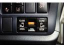 運転席から電動スライドドアのスイッチを押すだけで電動スライドドアの開閉ができます。