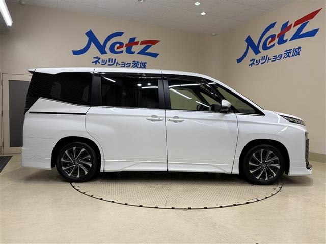 ヴォクシー ハイブリッドＳ－Ｚ　パワーウィンドウ　ＤＶＤ再生機能　インテリキー　横滑防止装置　地デジＴＶ　アクティブクルーズコントロール　１オナ　フルオートエアコン　リアカメラ　エアバッグ　ＡＢＳ　１００Ｖ充電　ナビＴＶ　ＷＡＣ（8枚目）