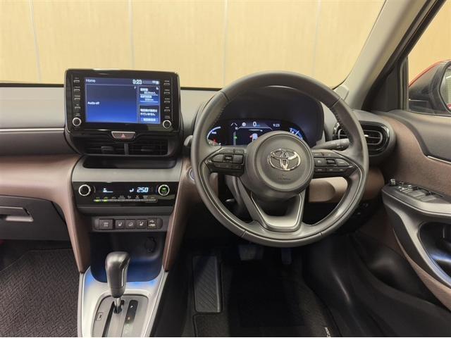 ヤリスクロス ハイブリッドＺ　４ＷＤ　衝突被害軽減ブレーキ　ペダル踏み間違い急発進抑制装置　電源コンセント　ディスプレイオーディオ　Ｂｌｕｅｔｏｏｔｈ　ＬＥＤ　全周囲カメラ　シートヒーター　クルーズコントロール　純正アルミ（6枚目）