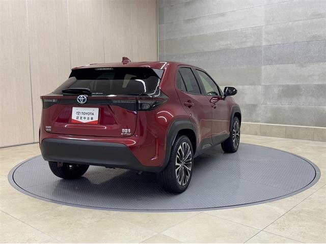 ヤリスクロス ハイブリッドＺ　４ＷＤ　衝突被害軽減ブレーキ　ペダル踏み間違い急発進抑制装置　電源コンセント　ディスプレイオーディオ　Ｂｌｕｅｔｏｏｔｈ　ＬＥＤ　全周囲カメラ　シートヒーター　クルーズコントロール　純正アルミ（17枚目）
