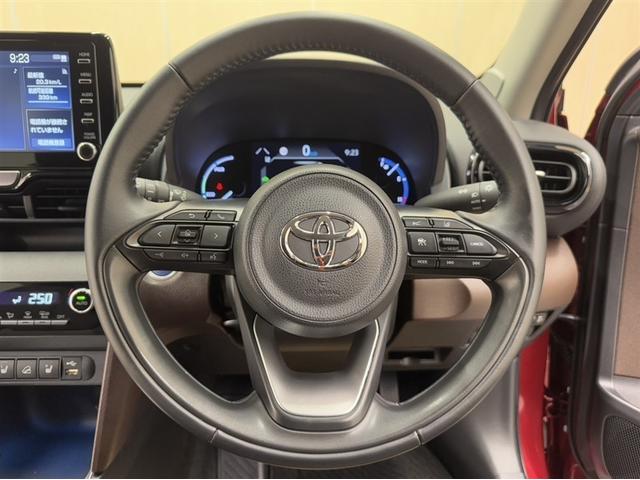 ヤリスクロス ハイブリッドＺ　４ＷＤ　衝突被害軽減ブレーキ　ペダル踏み間違い急発進抑制装置　電源コンセント　ディスプレイオーディオ　Ｂｌｕｅｔｏｏｔｈ　ＬＥＤ　全周囲カメラ　シートヒーター　クルーズコントロール　純正アルミ（26枚目）
