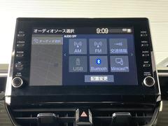 ディスプレイオーディオを装備。スマホと車をつなぐことで、これまでのナビに加えていろんなサービスが楽しめます。 4