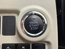 エンジンスタートボタンです。キーが車内にあれば、エンジンの始動・停止はブレーキを踏んでスイッチを押すだけ！キーを取り出す手間を省き、ワンプッシュでエンジンを操作するので簡単でスムーズです。