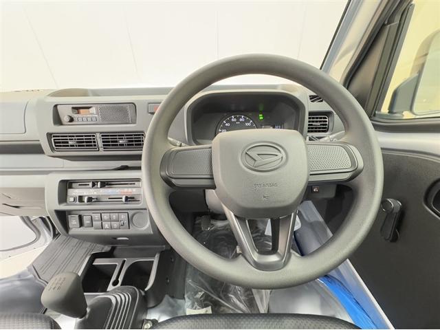 ハイゼットトラック スタンダード　農用スペシャル　届出済未使用車　５ＭＴ　４ＷＤ　衝突被害軽減ブレーキ　ペダル踏み間違い急発進抑制装置　車線逸脱警報装置　オートハイビーム　横滑り防止装置　ＡＢＳ　デュアルエアバッグ　アイドリングストップ（3枚目）