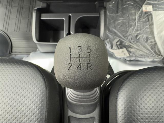 ハイゼットトラック スタンダード　農用スペシャル　届出済未使用車　５ＭＴ　４ＷＤ　衝突被害軽減ブレーキ　ペダル踏み間違い急発進抑制装置　車線逸脱警報装置　オートハイビーム　横滑り防止装置　ＡＢＳ　デュアルエアバッグ　アイドリングストップ（5枚目）