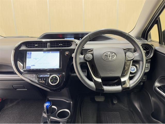 アクア クロスオーバー 衝突被害軽減ブレーキ ナビ フルセグ Bluetooth バックモニター ETC 先進ライト 車線逸脱警報 スマートキー オートエアコン 純正アルミ デュアルエアバック CD/DVD再生 横滑防止装置(6枚目)