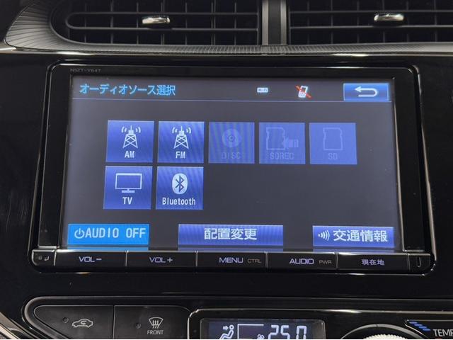 アクア クロスオーバー 衝突被害軽減ブレーキ ナビ フルセグ Bluetooth バックモニター ETC 先進ライト 車線逸脱警報 スマートキー オートエアコン 純正アルミ デュアルエアバック CD/DVD再生 横滑防止装置(7枚目)