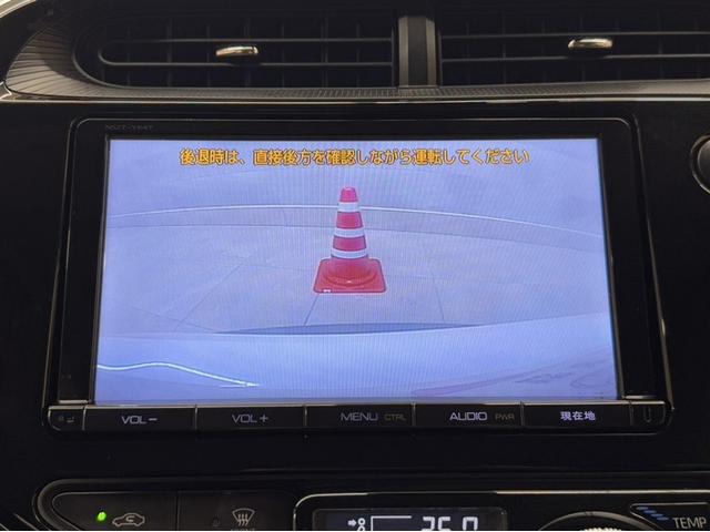 アクア クロスオーバー 衝突被害軽減ブレーキ ナビ フルセグ Bluetooth バックモニター ETC 先進ライト 車線逸脱警報 スマートキー オートエアコン 純正アルミ デュアルエアバック CD/DVD再生 横滑防止装置(8枚目)