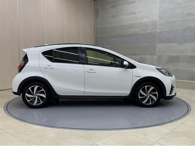 アクア クロスオーバー 衝突被害軽減ブレーキ ナビ フルセグ Bluetooth バックモニター ETC 先進ライト 車線逸脱警報 スマートキー オートエアコン 純正アルミ デュアルエアバック CD/DVD再生 横滑防止装置(15枚目)