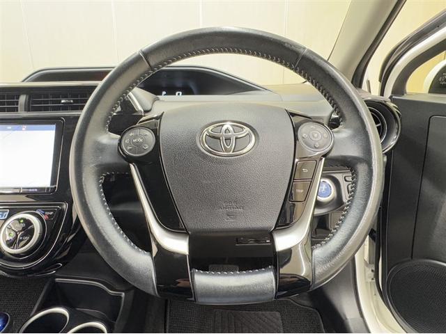 アクア クロスオーバー 衝突被害軽減ブレーキ ナビ フルセグ Bluetooth バックモニター ETC 先進ライト 車線逸脱警報 スマートキー オートエアコン 純正アルミ デュアルエアバック CD/DVD再生 横滑防止装置(24枚目)